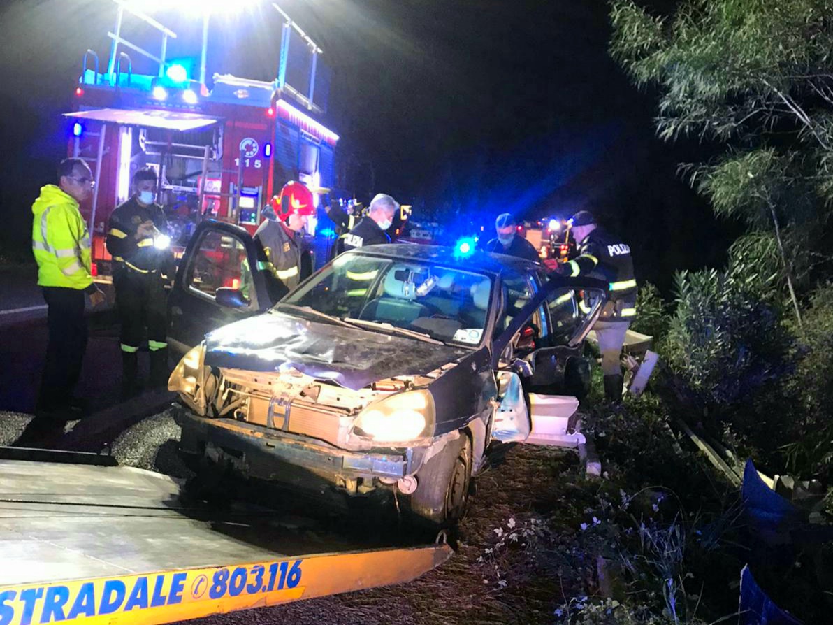 A20, sbanda con l’auto e finisce contro il guardrail: un ferito grave
