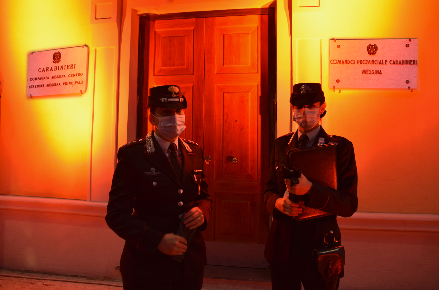 No alla violenza sulle donne: anche le caserme dei carabinieri si illuminano di arancio