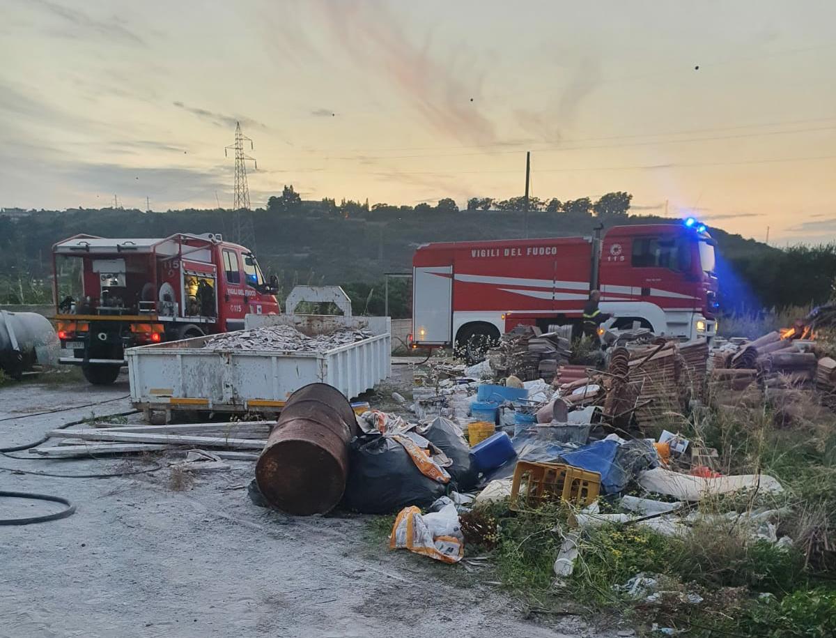 Saponara, incendio in un deposito edile
