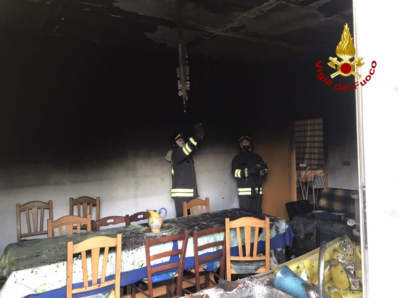 Frigo va a fuoco: intervengono i pompieri