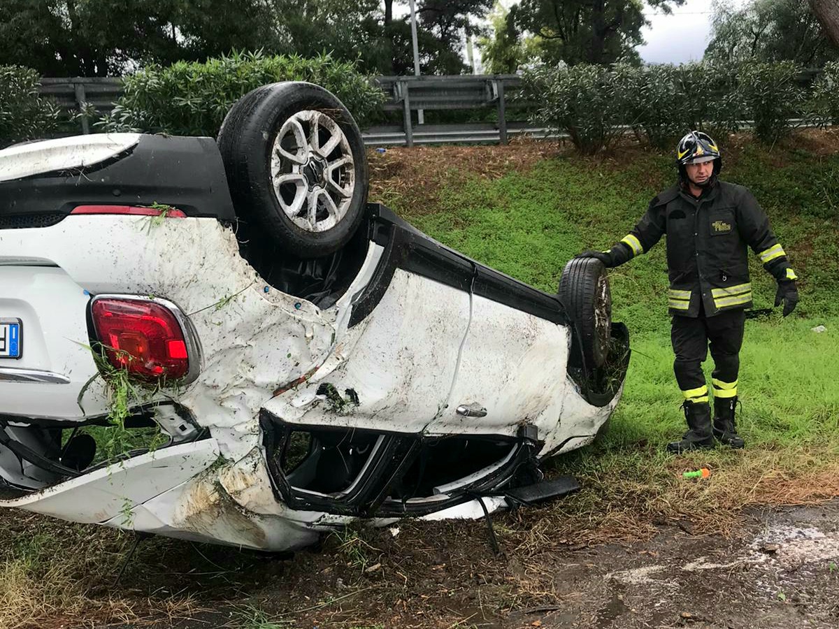 Auto si ribalta sulla tangenziale, un ferito