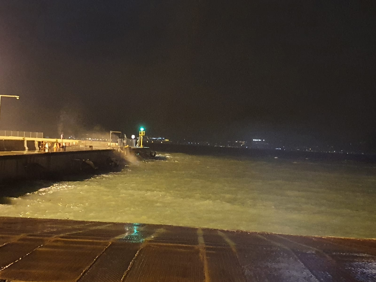 Sciroccata, il porto di Tremestieri finisce Ko