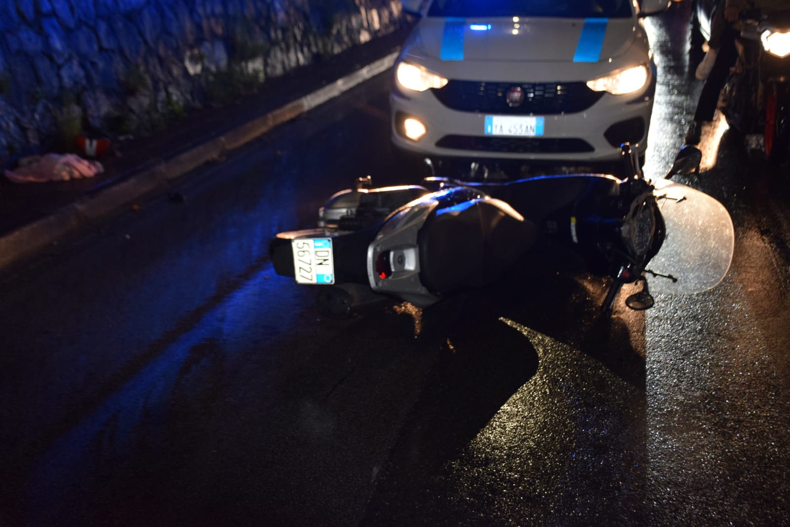 Scontro tra auto e moto: volo di 10 metri per il motociclista