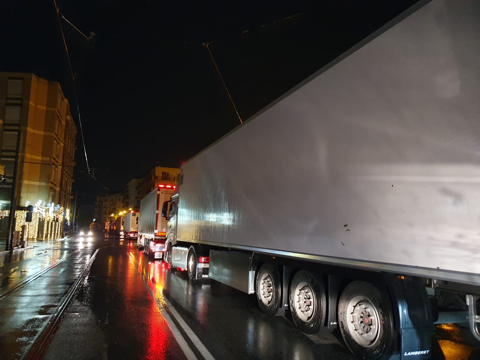 Porto Tremestieri fuori uso: serpentone di tir in via La Farina