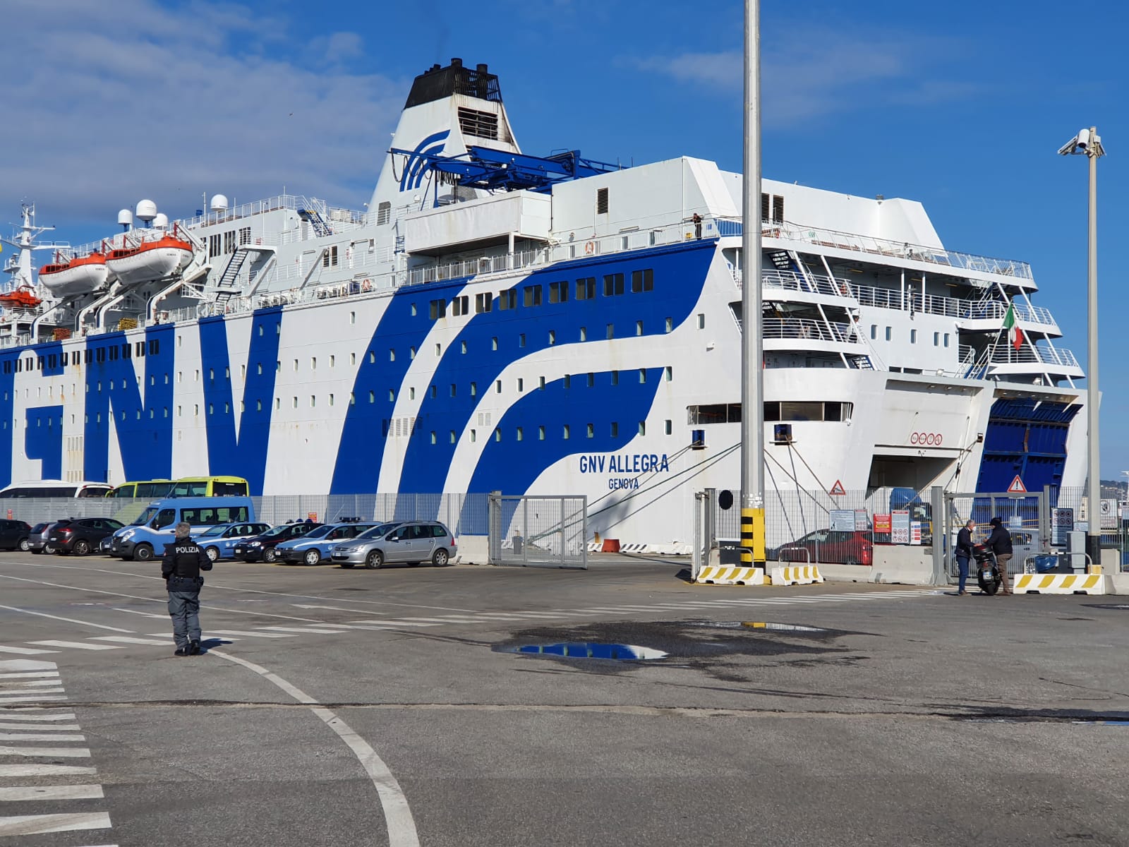 Sbarcati 150 migranti da nave-quarantena: tutti negativi