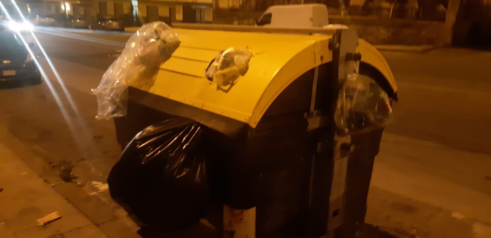 Differenziata, la denuncia di Gioveni: "Cassonetti strapieni e mancanti"