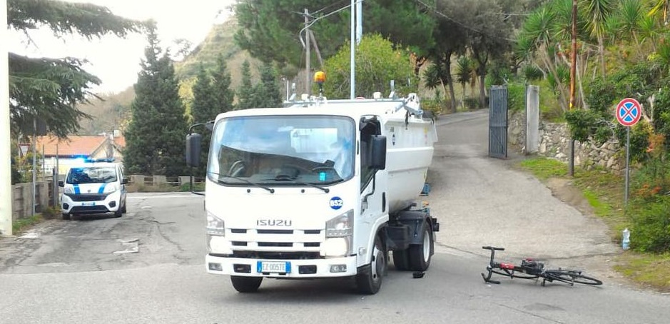 Scontro tra camion dei rifiuti e bicicletta: medico in prognosi riservata