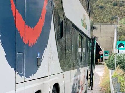 A18, sfiorata la tragedia: incidente tra pullman e camion