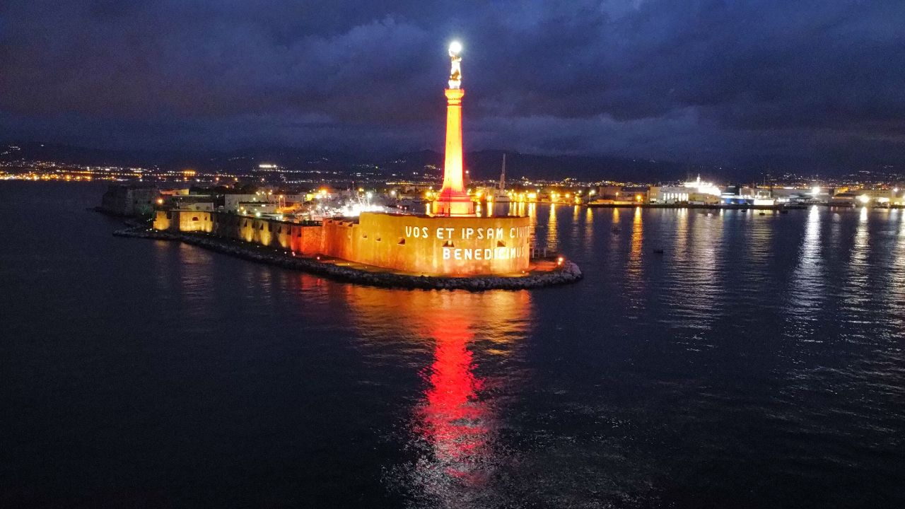 Messina si tinge di arancio e dice "No alla violenza sulle donne"
