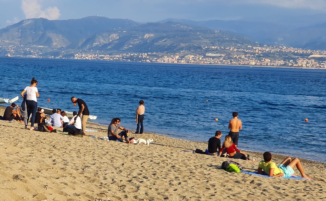 Controlli a Torre Faro: persone in spiaggia nonostante la zona rossa