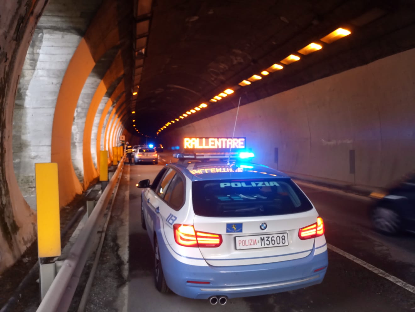 A20, auto finisce contro un muro