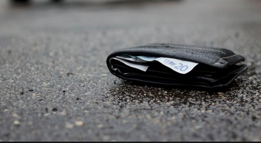 Trova un portafoglio e lo restituisce: il nobile gesto di un giovane marocchino