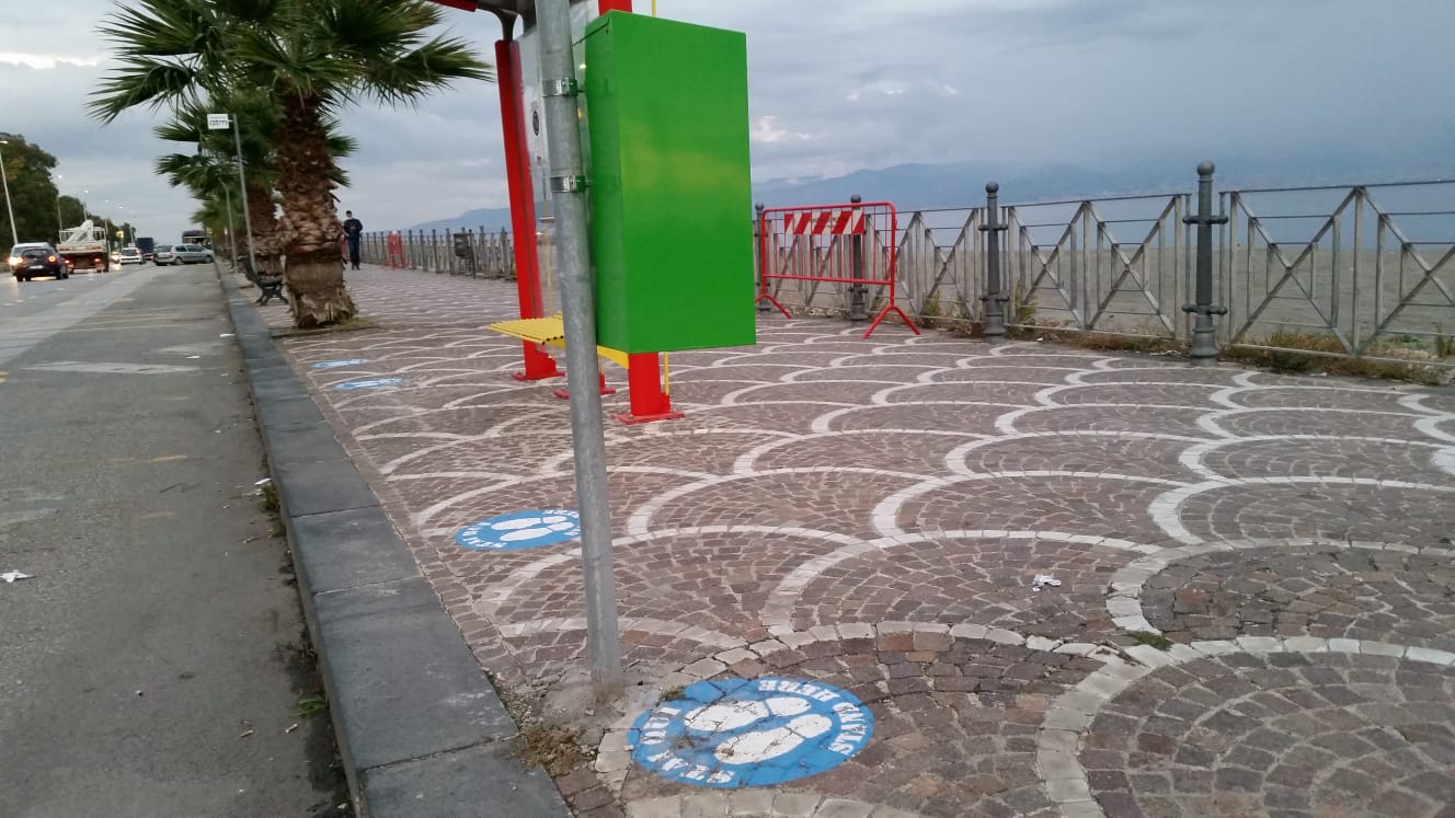 "Stai qui", segnaletica-barzelletta sul lungomare di Santa Margherita
