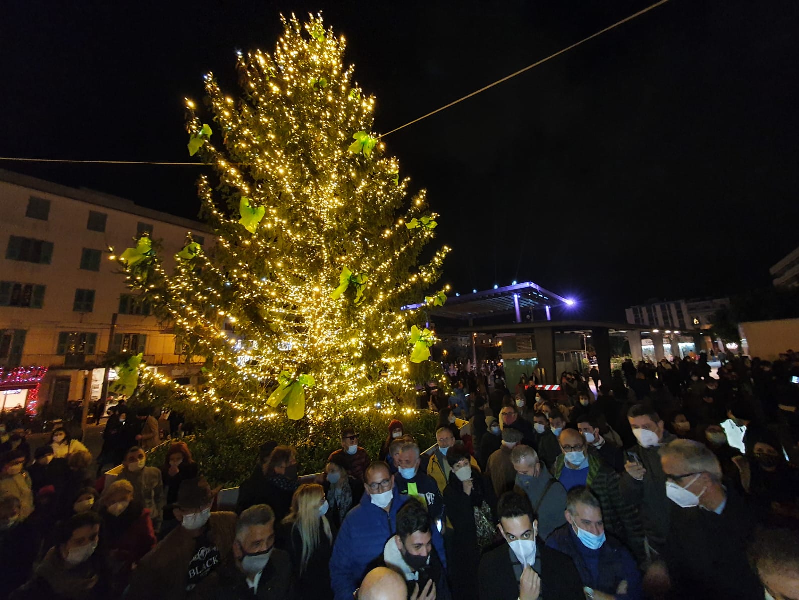Si accende l'albero, non si spengono le polemiche per gli assembramenti