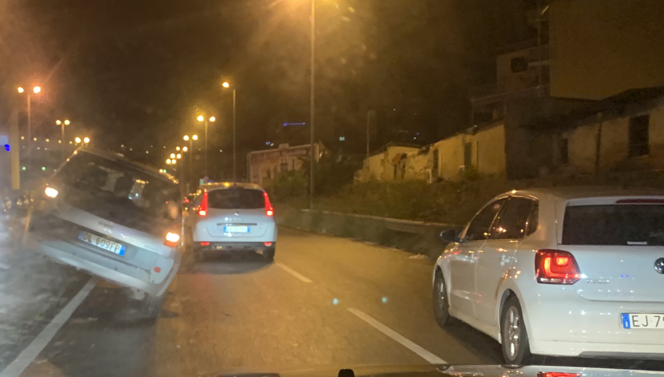 Semaforo in tilt, scontri all’incrocio sul Giostra