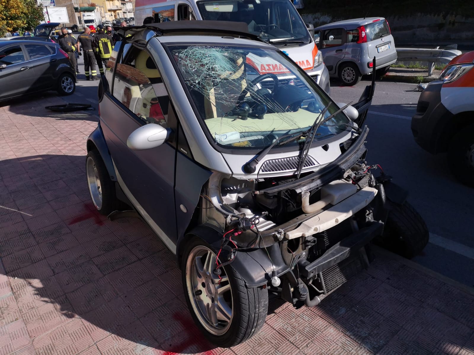 Scontro frontale sulla Ss 113, grave una ragazza