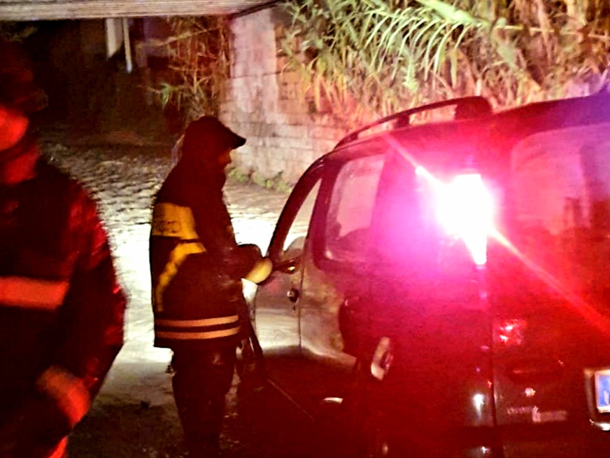 Intrappolato con l’auto nel sottopasso, salvato dai vigili del fuoco