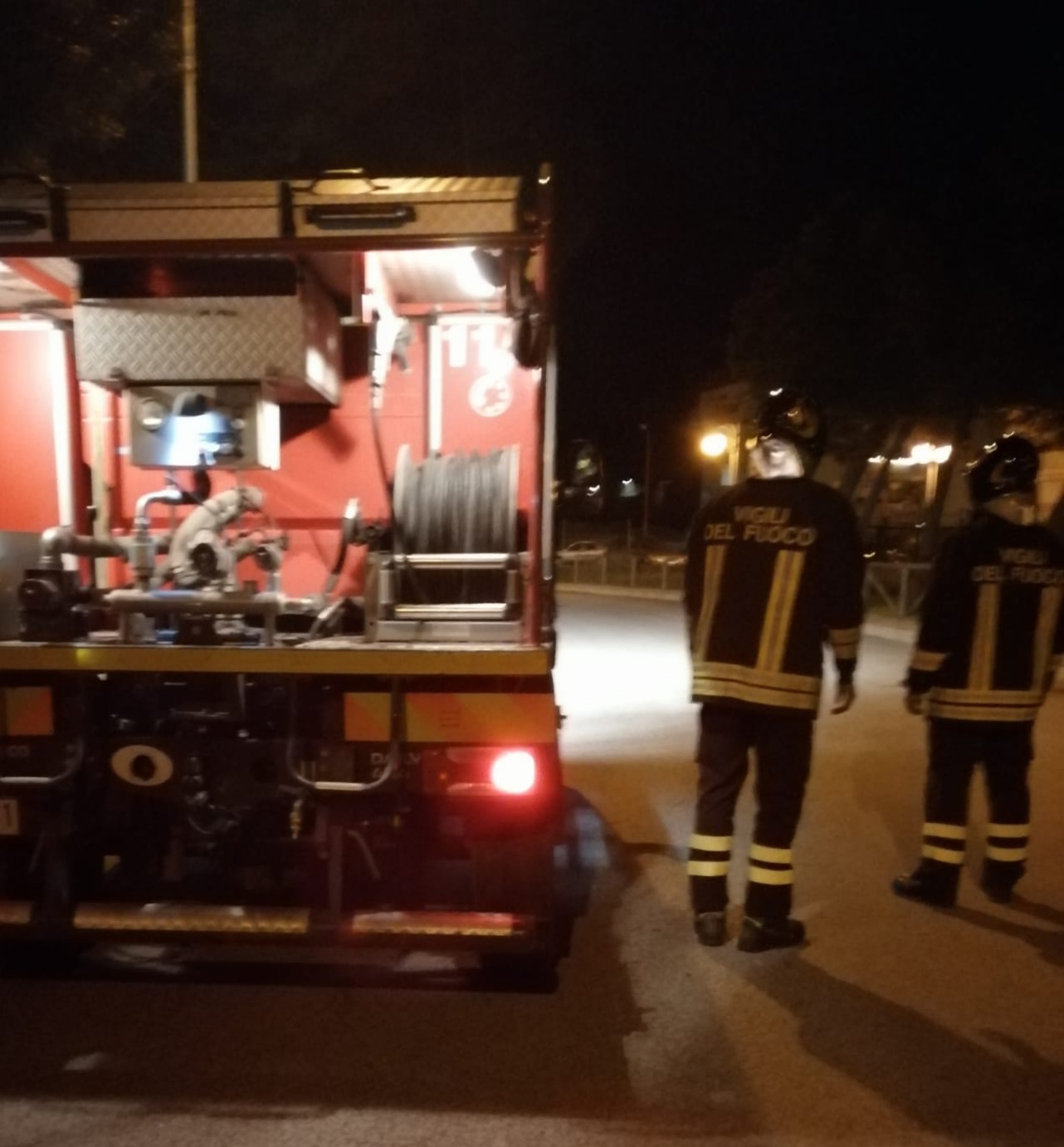 Lampione prende fuoco, paura per la vicinanza del gasdotto
