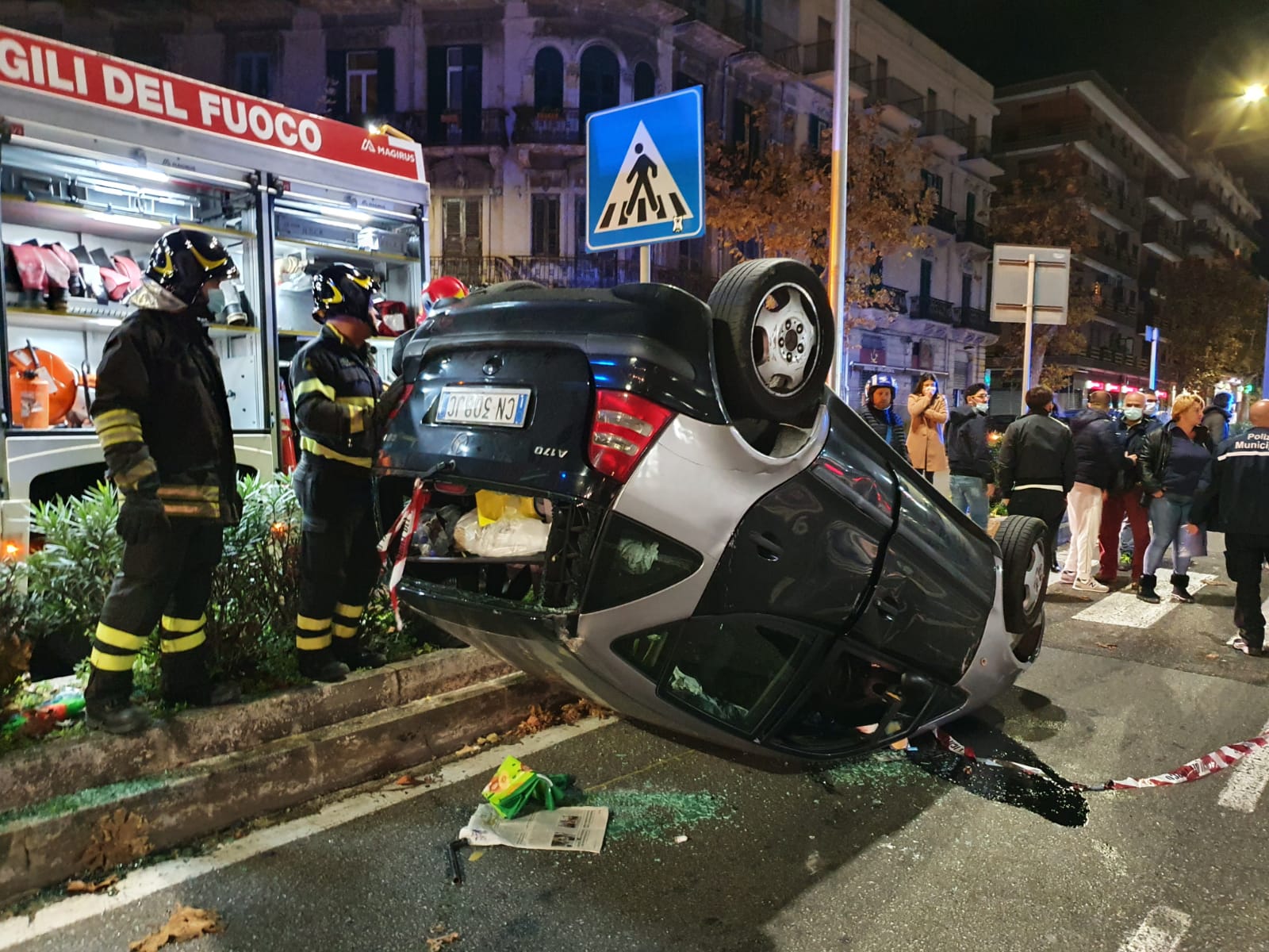 Via Garibaldi, tampona un'auto e si ribalta
