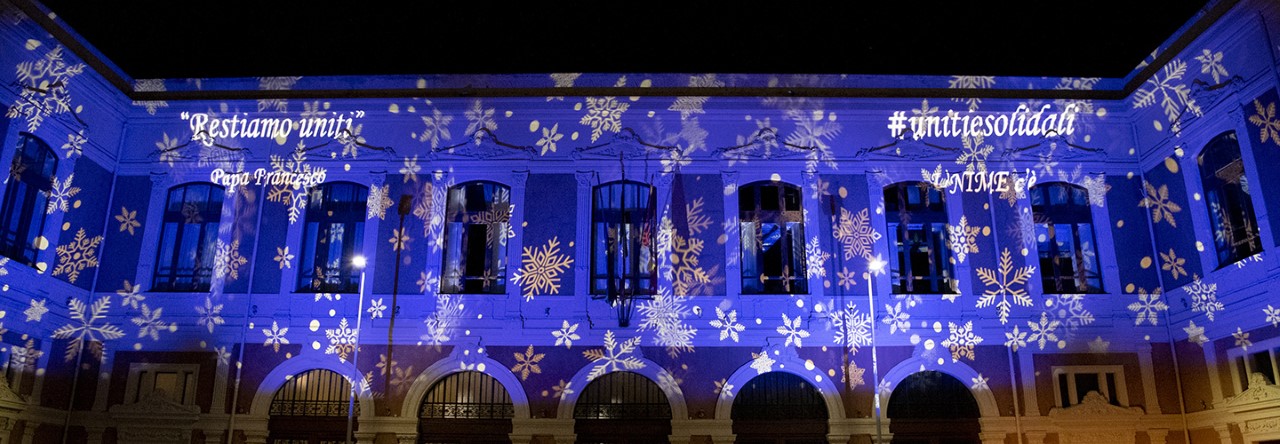 Anche la facciata di Unime si illumina per il Natale