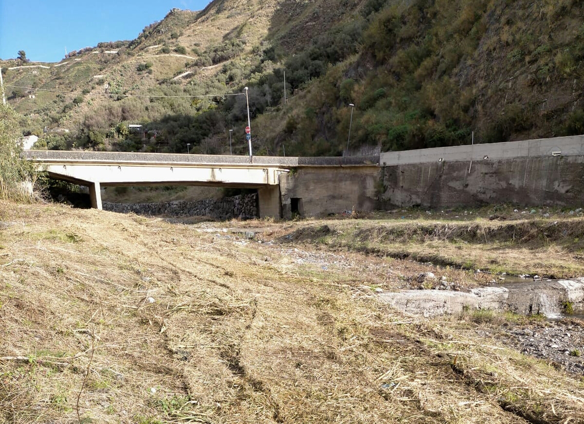 Giampilieri: getta rifiuti e viene multato