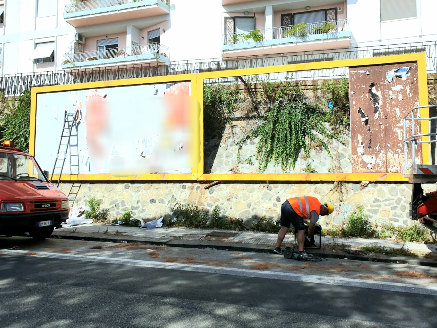 Cartelloni fatiscenti e abusivi, raffica di multe