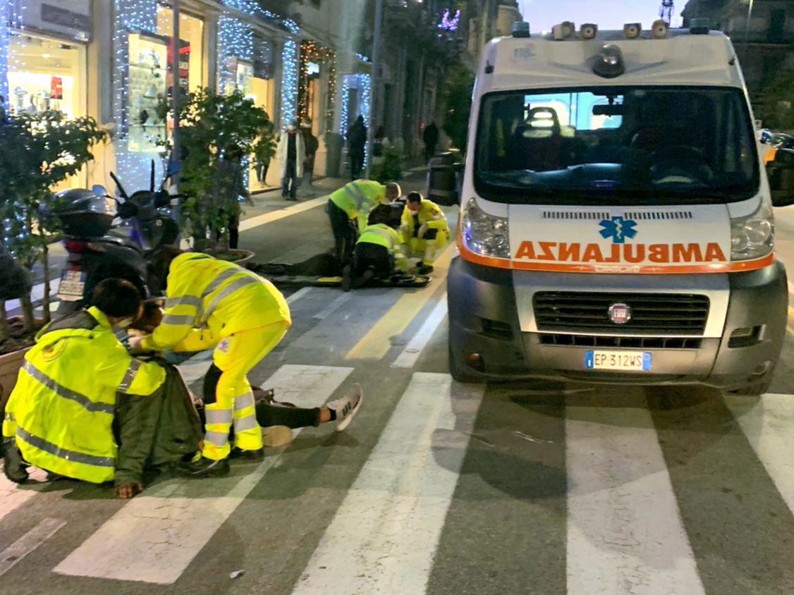 Scooterista falcia pedone: due feriti