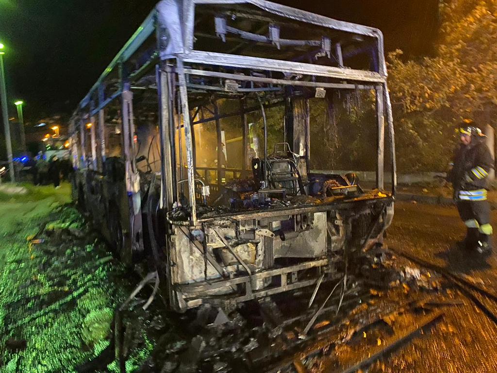 Autobus prende fuoco, è il panico