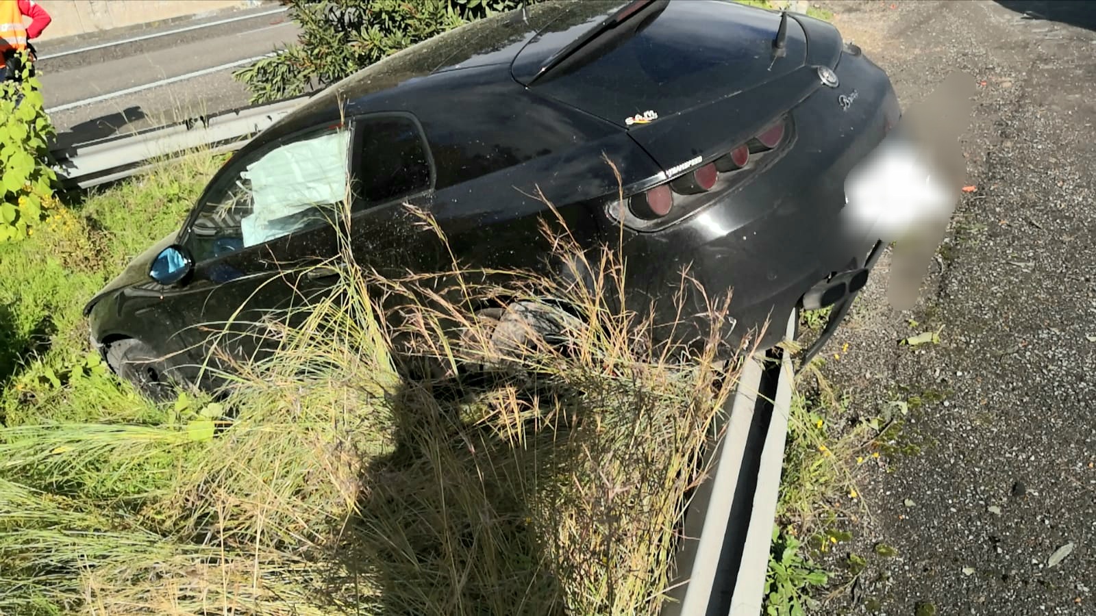 Tangenziale, auto finisce nello spartitraffico