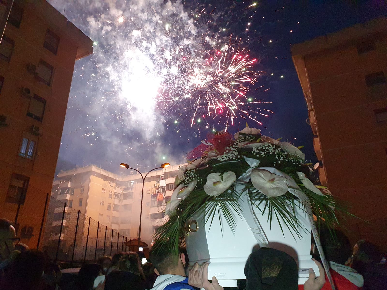 Fiori bianchi, palloncini e fuochi d'artificio per l'addio ad Ylenia