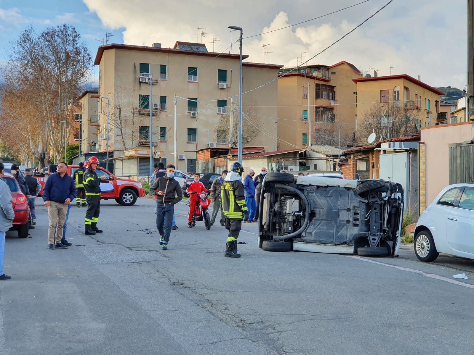 Auto in fuga le taglia la strada: Smart finisce su mezzi in sosta
