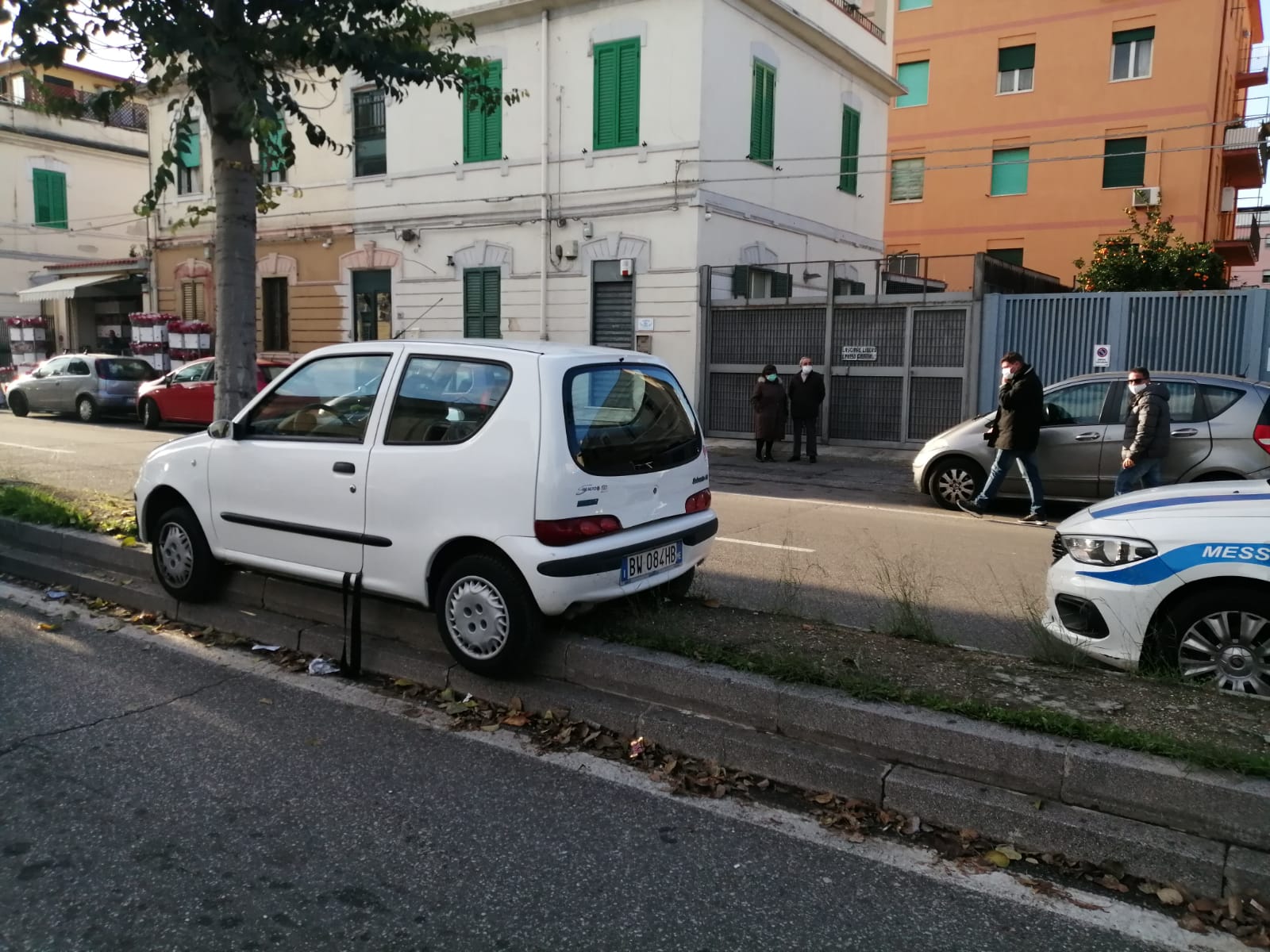 Auto sullo spartitraffico in via La Farina, colpa del gatto a bordo?