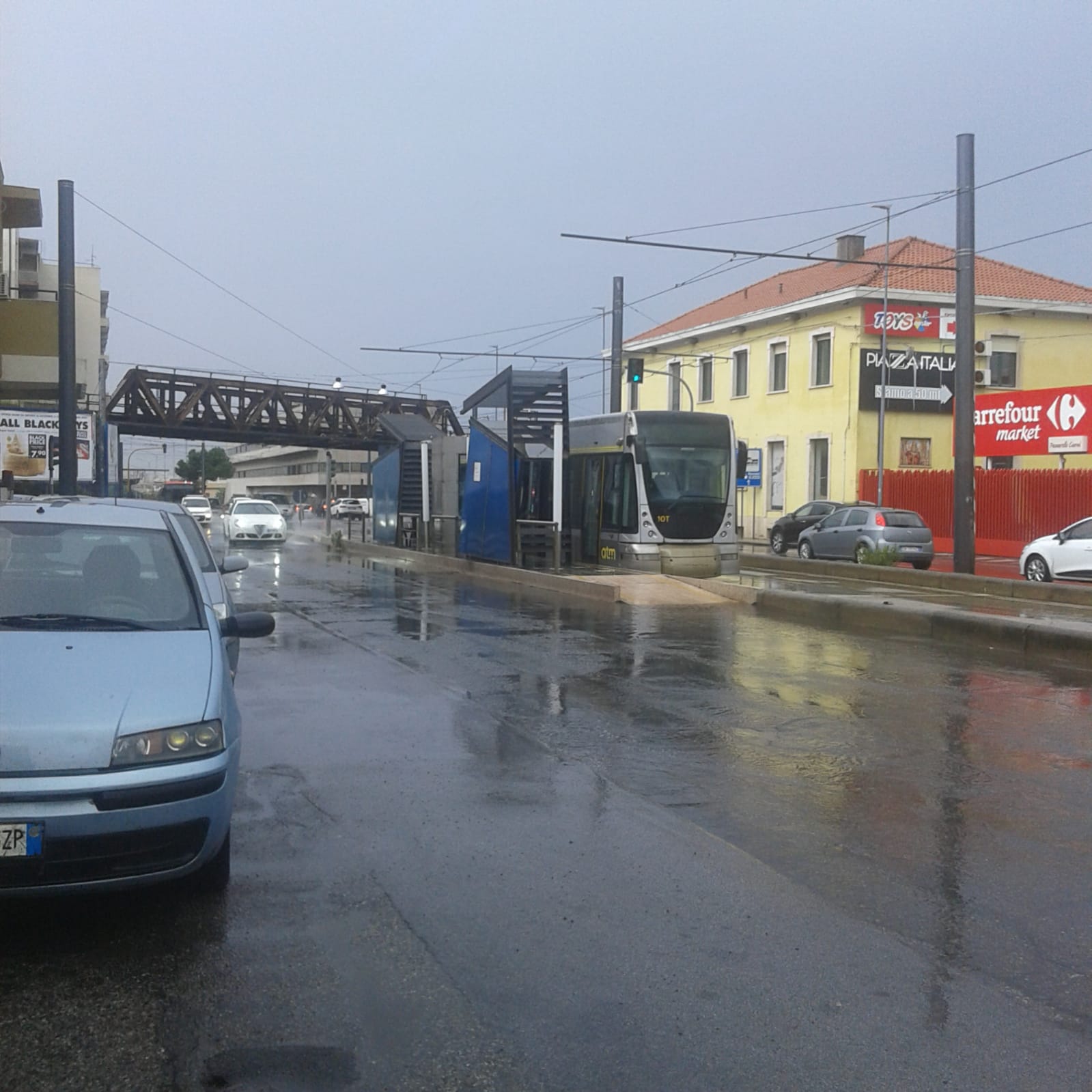 Maltempo in città: strade allagate, disagi e tram out