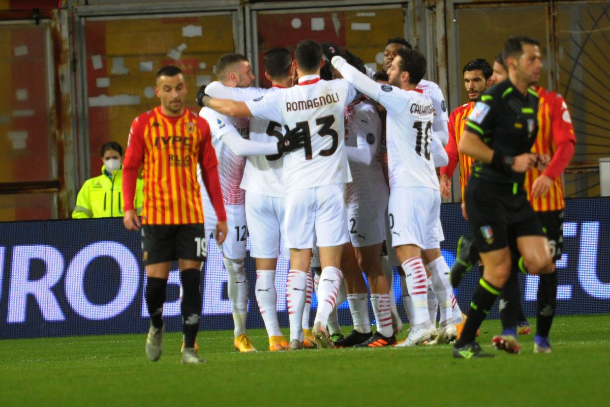 Milan vince a Benevento e resta in vetta alla Serie A