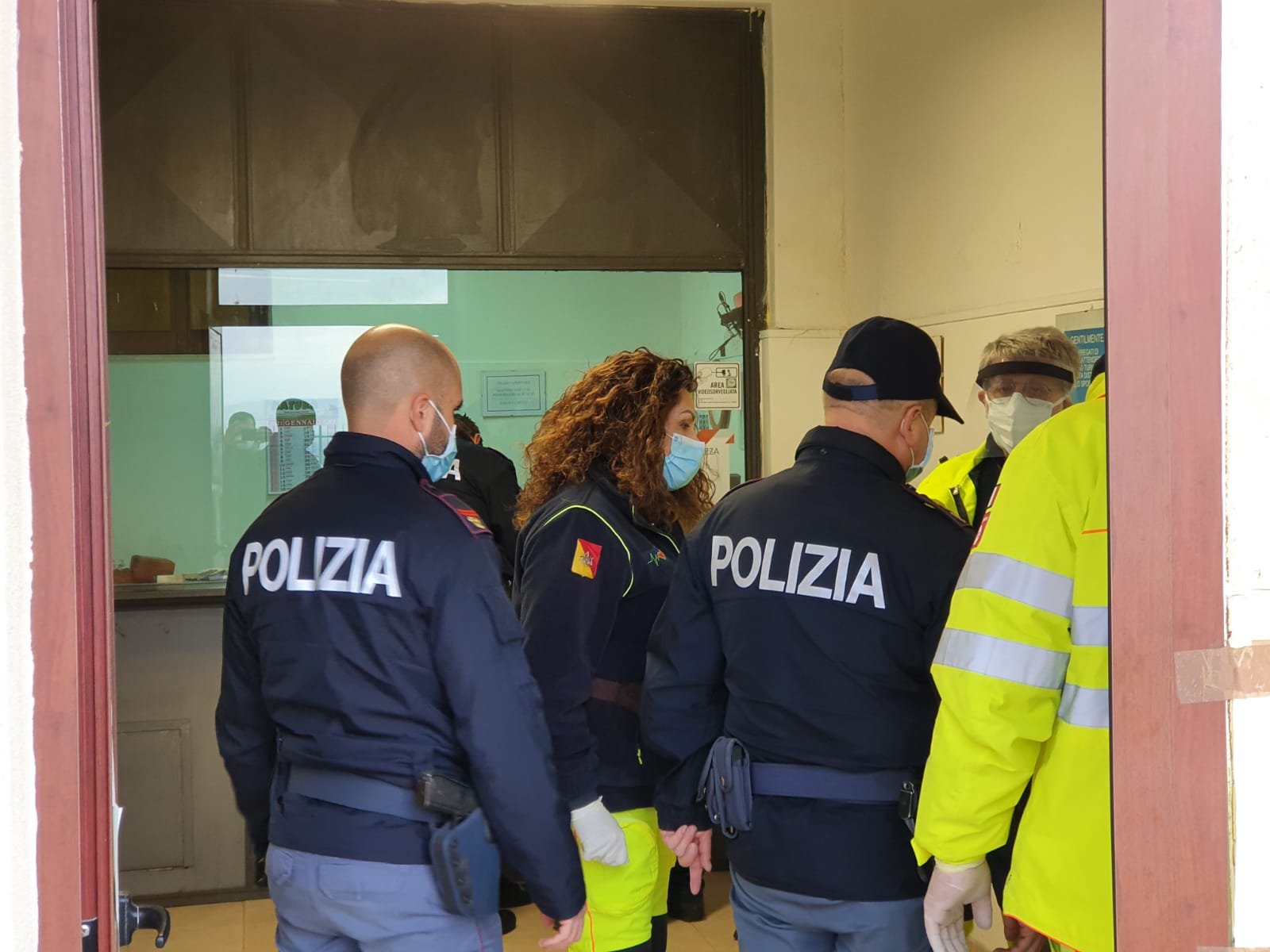 Assalto al "Compro oro": banditi travestiti da carabinieri