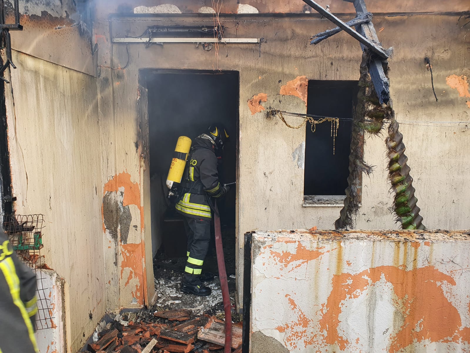 Maregrosso, incendio in due baracche