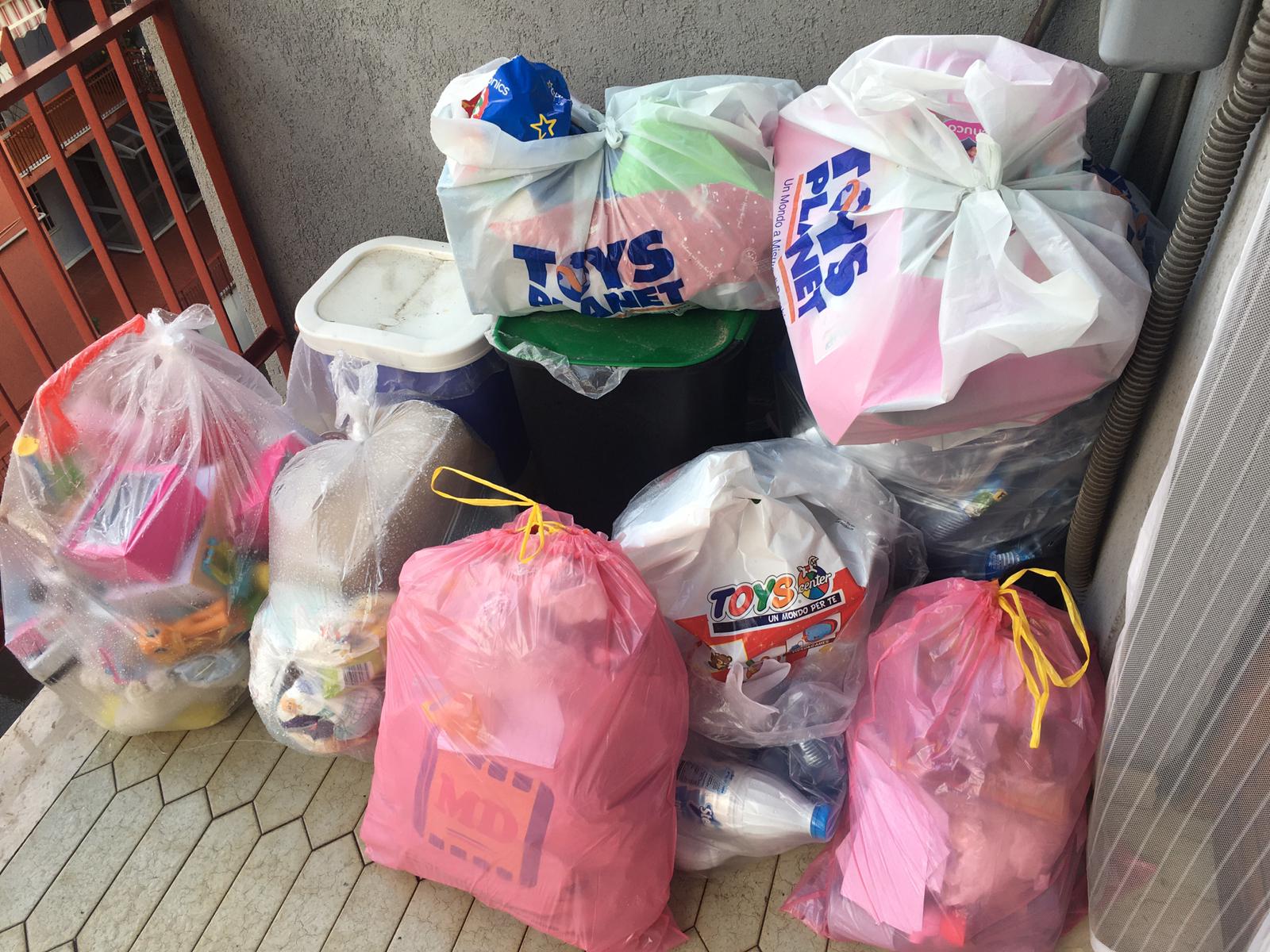 Covid, famiglia sommersa di rifiuti: "Abbandonati da Asp e sindaco"