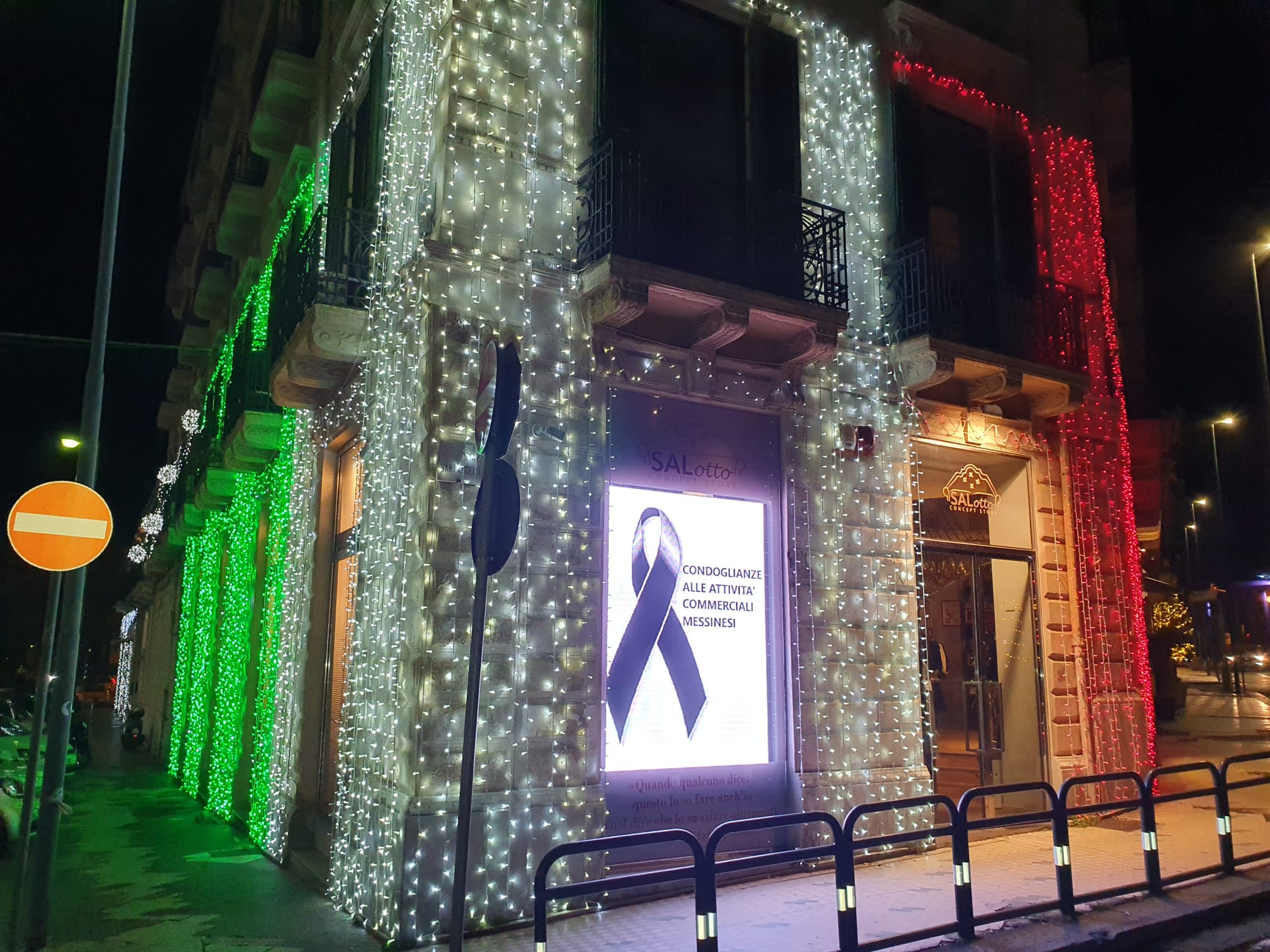 "Zona rossa": De Luca celebra il funerale del commercio