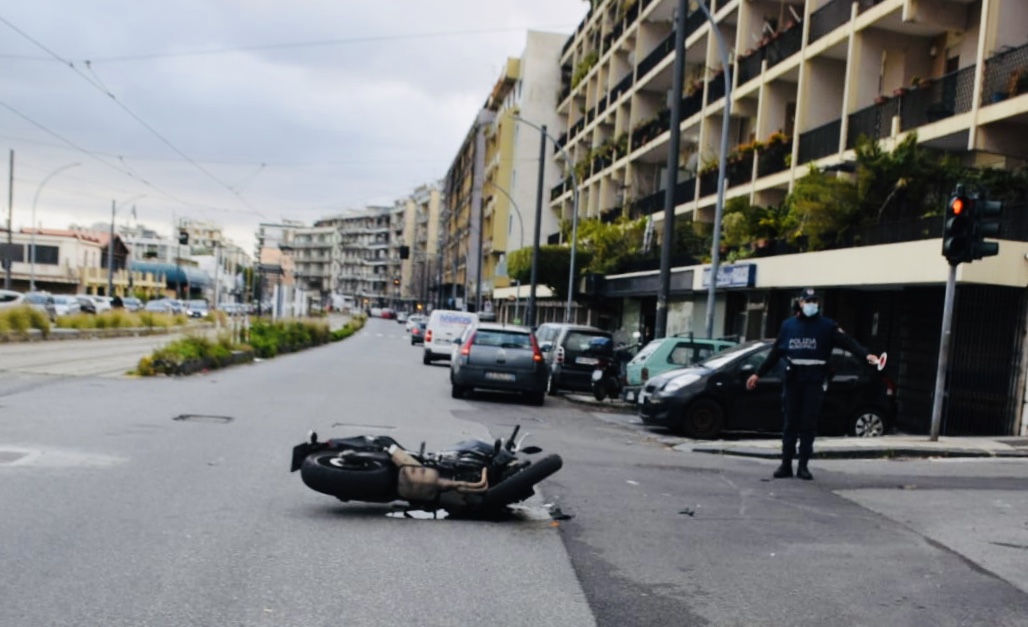 Scontro auto-moto in viale della Libertà: ferito centauro
