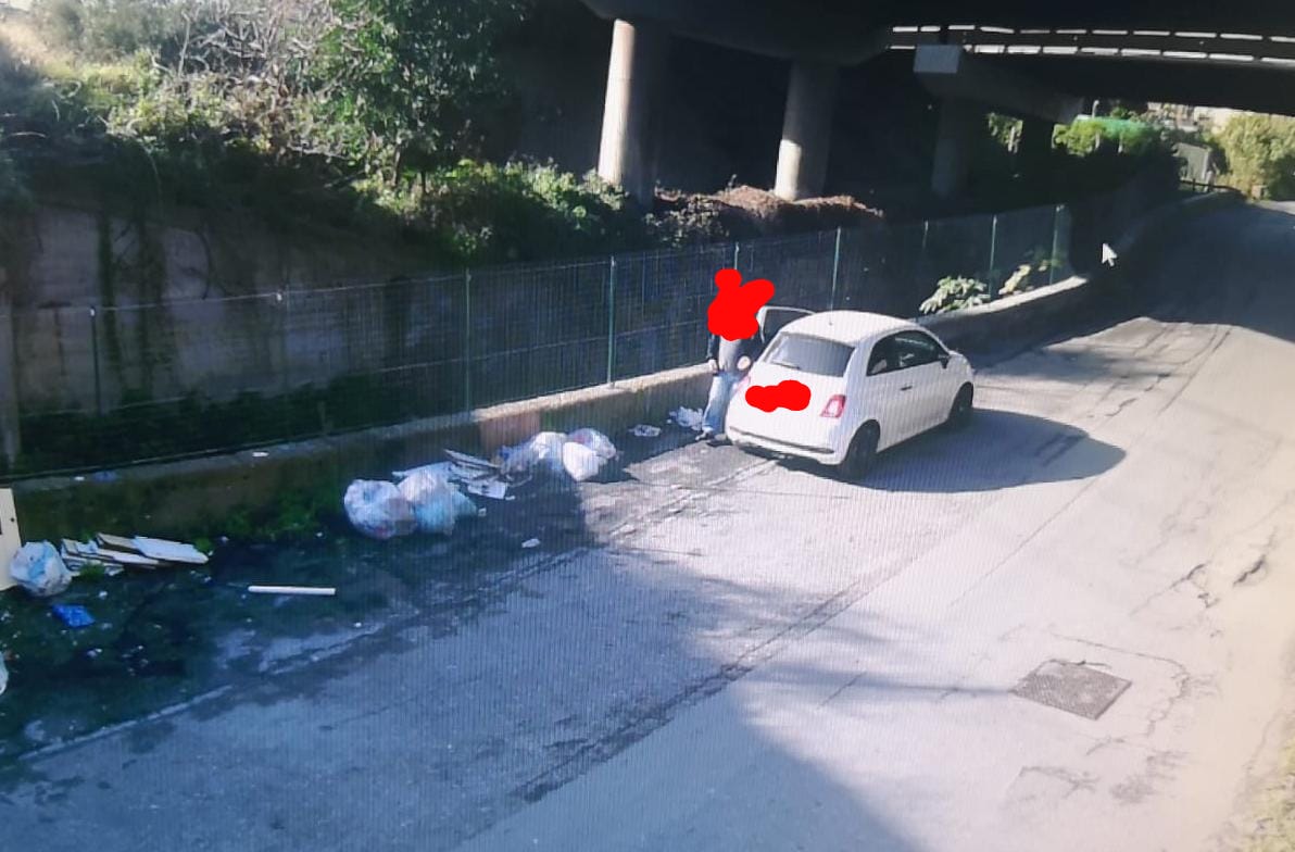Fototrappole per stanare i furbetti, offensiva della polizia municipale