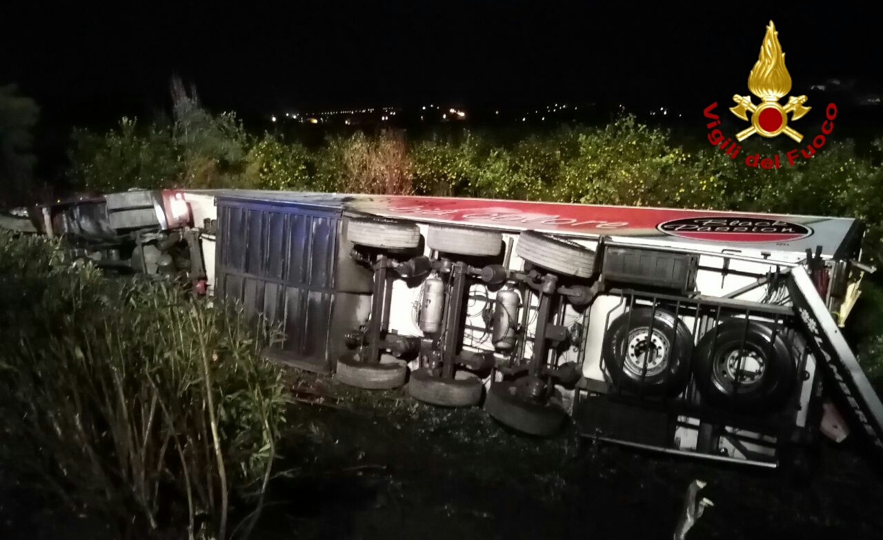 Fiumefreddo: Tir carico di arance si ribalta sull'A18
