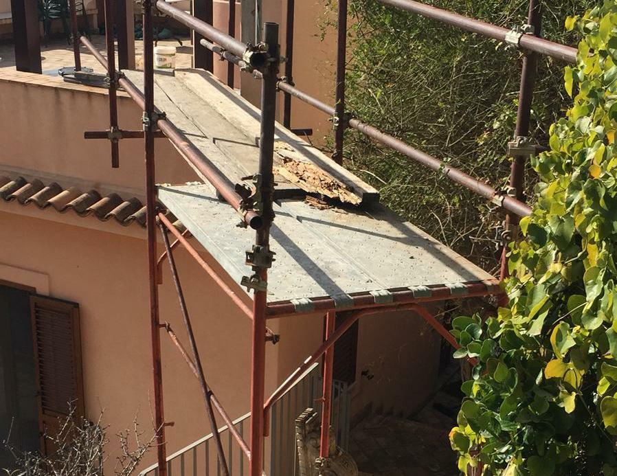 Operaio si lancia dalla terrazza per sfuggire ai controlli