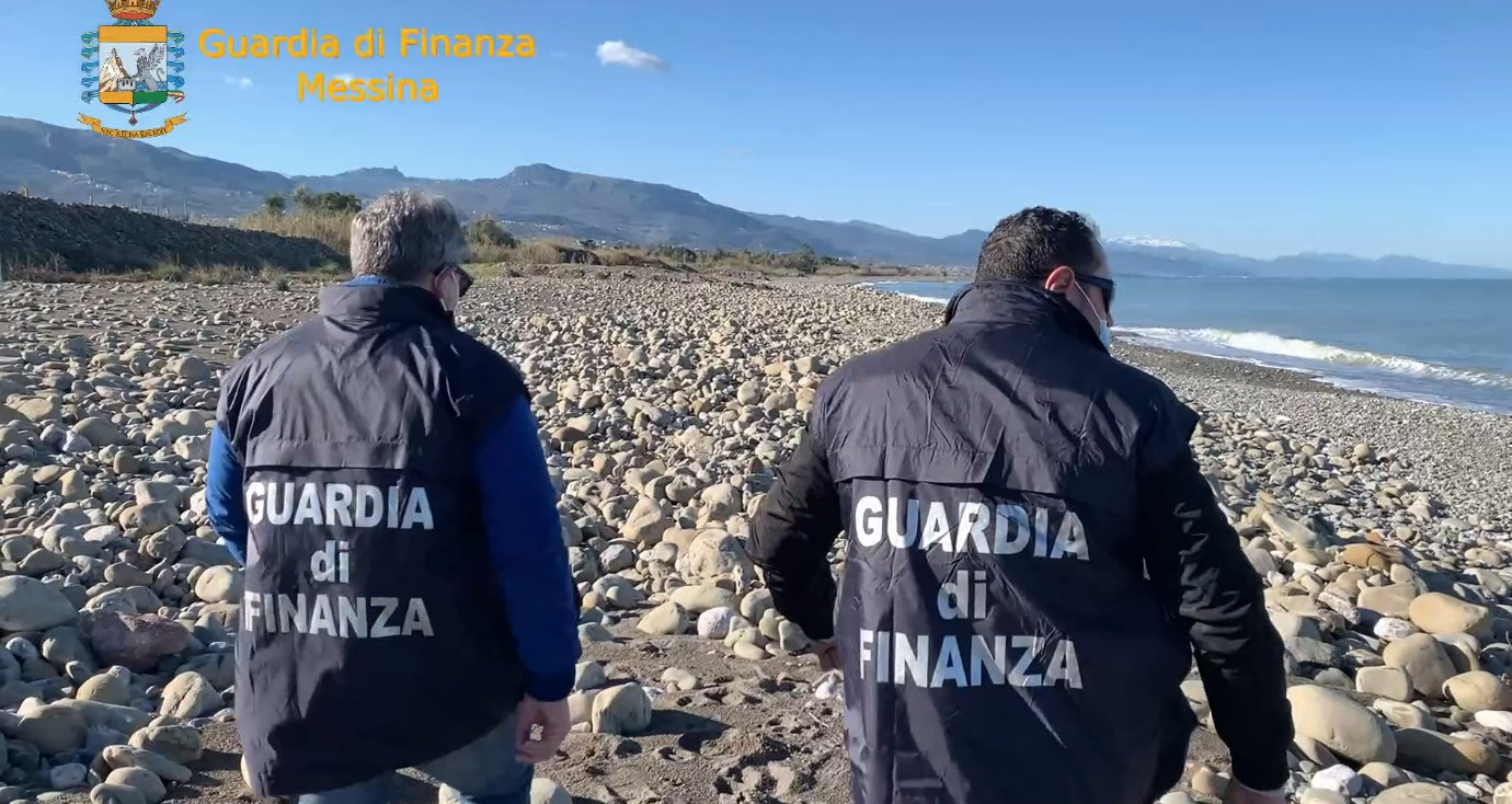 Torrenova, maxi ritrovamento di hashish in spiaggia