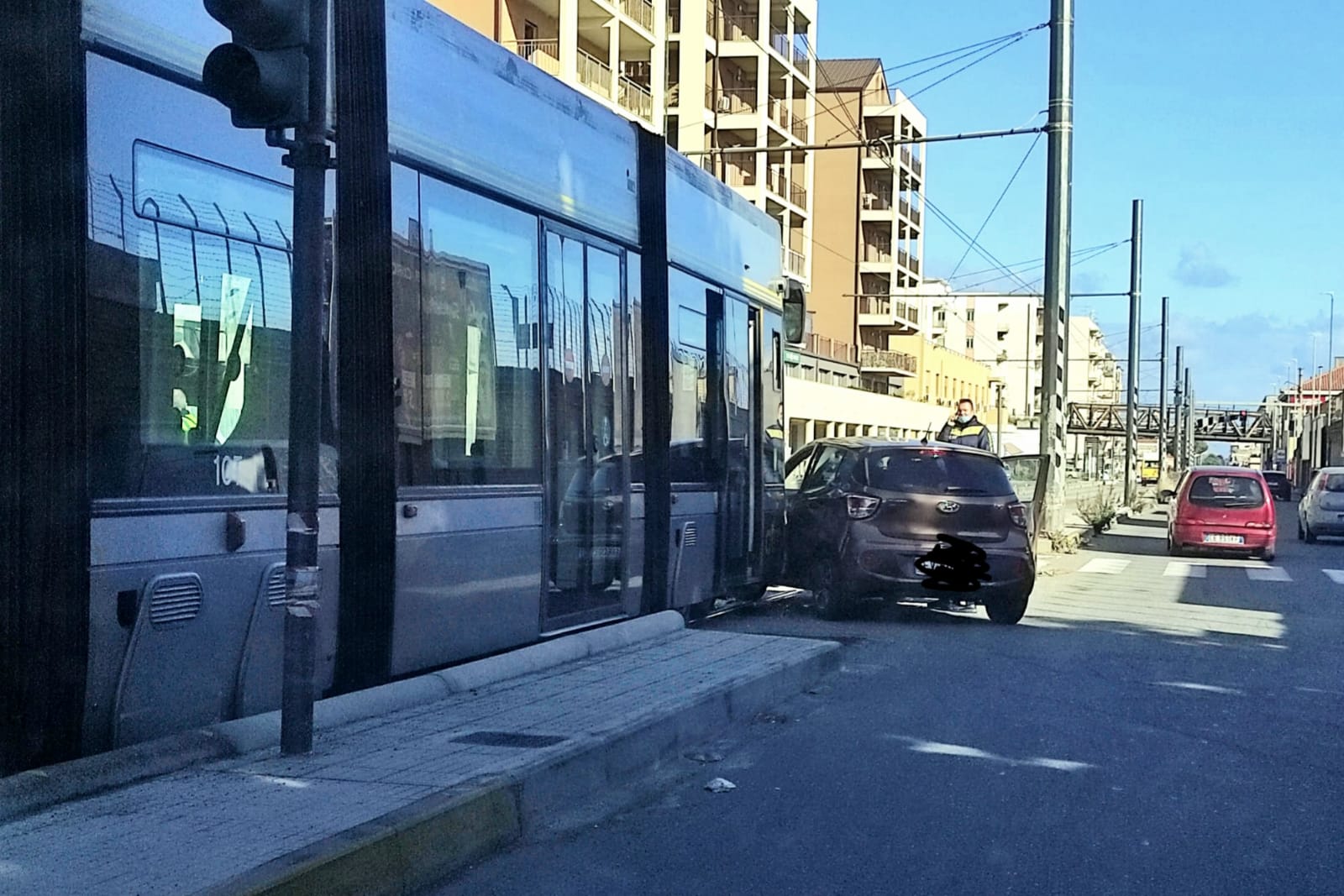 Toyota si scontra con un tram: possibili ritardi nel servizio tranviario