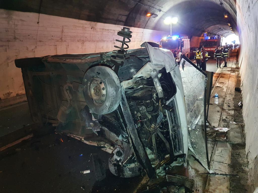 Pauroso scontro sull'A18: un ferito grave. VIDEO