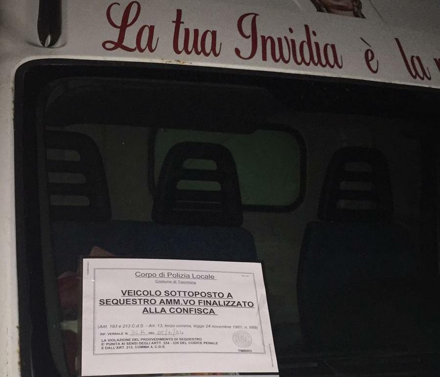Vende crispelle davanti alla fermata del bus: stangato abusivo
