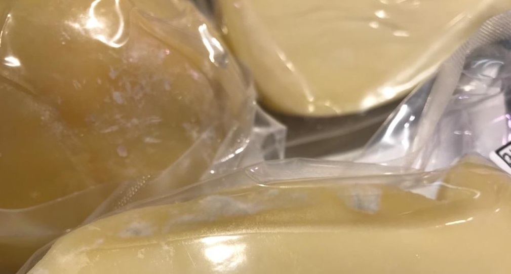 Formaggio con muffa, venditori abusivi in strada e assembramenti "visti" dal drone