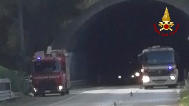 A20: auto prende fuoco in galleria, provvidenziale intervento dei VdF