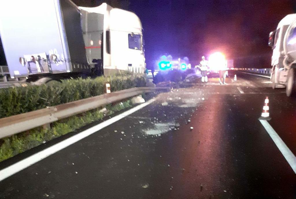 Incidente sull'A18: tir finisce sul guardrail