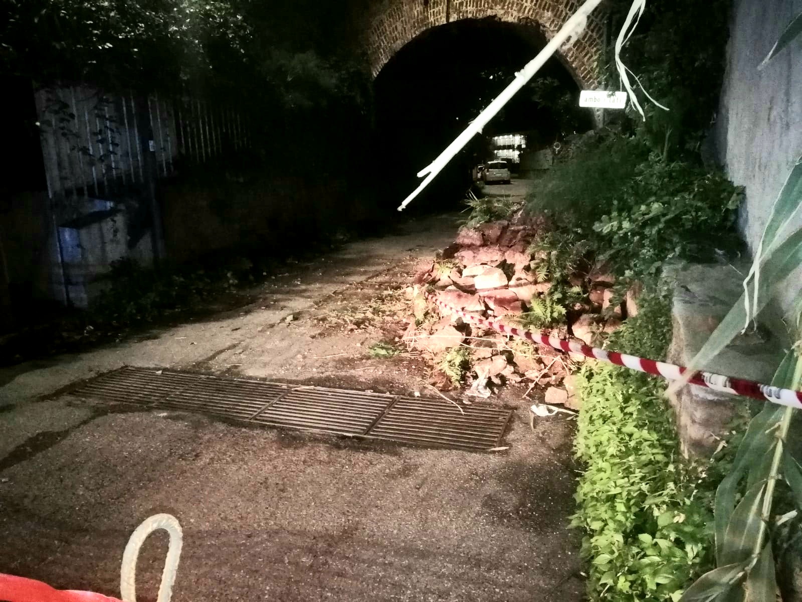 Frana in zona vico Baglio: centauro si salva per miracolo